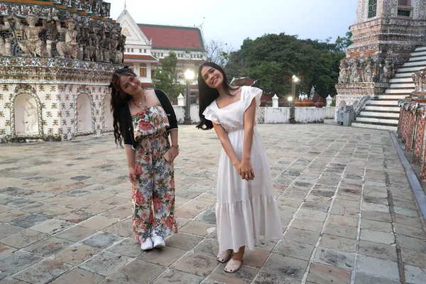 Дві Молоді Азійські Жінки Які Ходять Стародавньому Буддійському Храмі Жестикулюючи — стокове фото