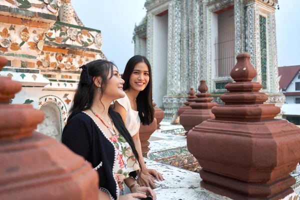 Duas Mulheres Asiáticas Felizes Visitando Antigo Templo Budista Wat Arun — Fotografia de Stock