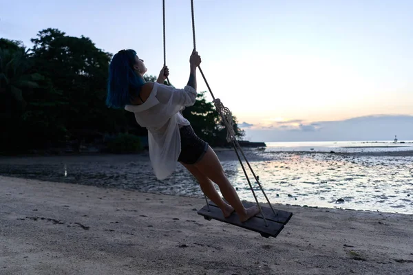 Vrouw Swingen Een Schommel Een Paradijs Strand Tijdens Zonsondergang — Stockfoto
