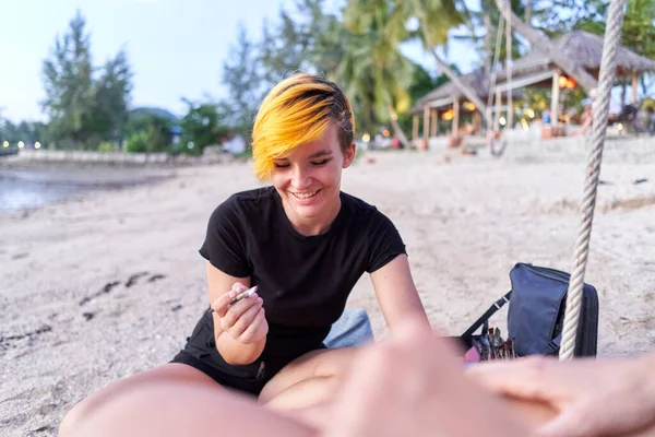 Focus Smiley Artist Enjoying Session Body Art Beach — Fotografia de Stock