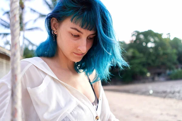 Relaxed Alternative Woman Blue Hair Looking Tropical Beach — Fotografia de Stock