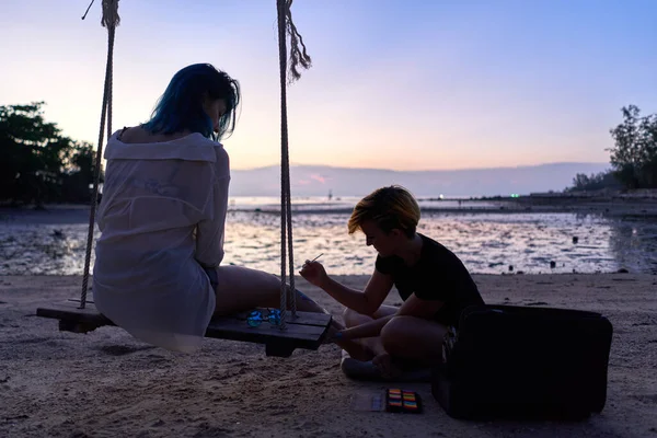 Silhouette Artist While Doing Body Paint Session Beach — Foto Stock