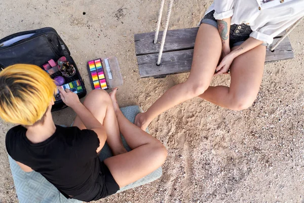 Top View Artist Opening Suitcase Paints Preparing Tools Paint Girl — Fotografia de Stock