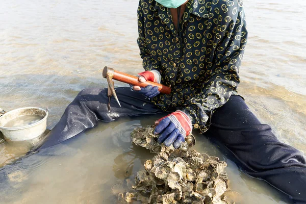 Phangan Thailand March 2022 Cropped Photo Woman Using Tool Grab — Stock Photo, Image