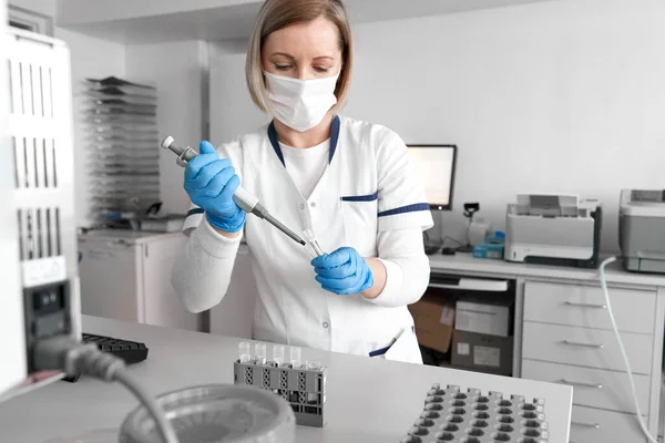 Labortechniker Krankenhaus Arbeitet Mit Proben Und Einem Zentrifugenreaktionsgefäß Einem Labor Stockbild