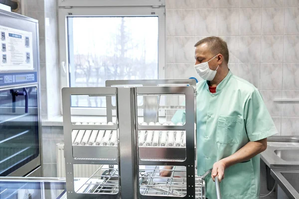 Männliche Krankenschwester Sterilisiert Hilfsmittel Einem Krankenhaus lizenzfreie Stockfotos