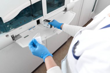 Hastane personelinin hastane ofisindeki yazıcı tonerinin yerine geçen en iyi görüntü ve kırpılmış fotoğrafı.