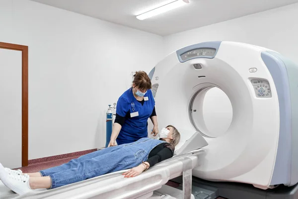 Paciente Deitado Uma Máquina Tomografia Computadorizada Para Médico Hospital Imagem De Stock