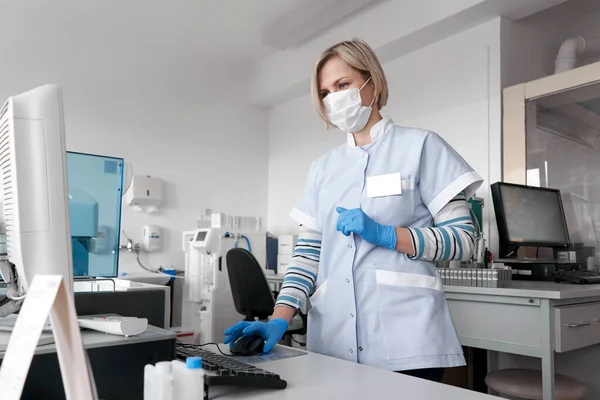 Ärztin Mantellabor Und Maske Mit Einem Computer Einem Krankenhausbüro Stockbild