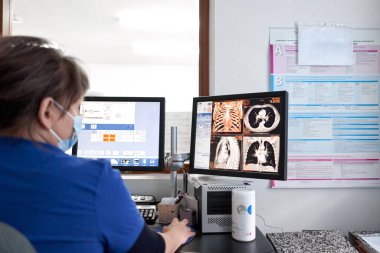 Hastanedeki tomografi görüntülerini inceleyen kadın.