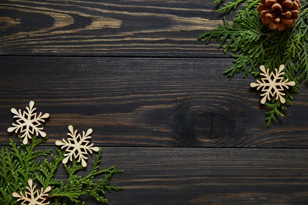Sıfır Noel ziyanı konsepti. Çevre dostu Noel kompozisyonu, ahşap arka planda çevre dostu ve doğal dekor. Kopyalama alanı olan pankart
