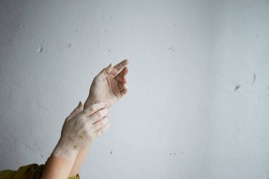 Çamurun Kirli Elleri Seramikçinin Yakın Çekimi. Çömlek stüdyosu çömlek yapma süreci. Usta seramikçi onun stüdyosunda çalışıyor.