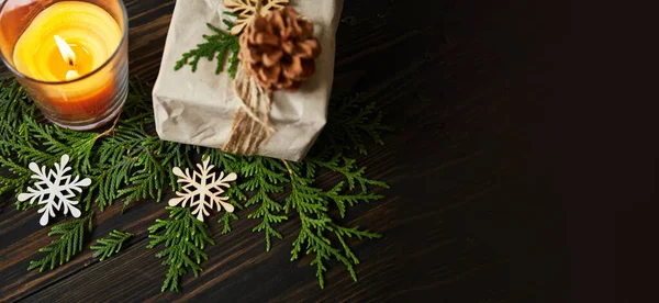 Zero Waste Weihnachtskonzept Umweltfreundliche Weihnachtskomposition Mit Geschenkbox Aus Handwerklichem Mehrwegpapier — Stockfoto