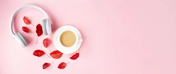 紅葉と秋のフラットレイアウト組成 ピンクの背景にコーヒーと白のヘッドフォンのカップ 秋のポッドキャストの背景 秋のプレイリストのコンセプト — ストック写真