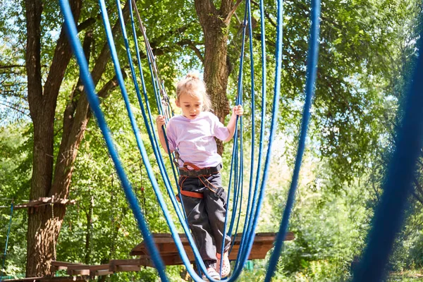 Portret Odważnej Dziewczynki Spacerującej Moście Linowym Parku Linowym Dobrze Się — Zdjęcie stockowe