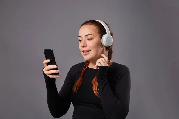 Close Portrait Caucasian Female Podcast Music Listening Grey Background Listening — Stock Photo, Image