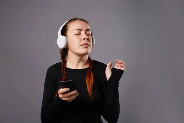 Detailní Portrét Bělošky Ženského Podcastu Nebo Hudby Poslech Šedém Pozadí — Stock fotografie