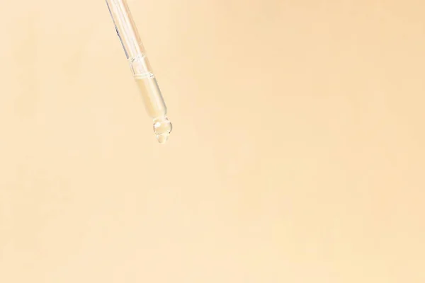 Pipeta Olejkiem Eterycznym Butelce Białym Żółtym Tle Pojęcie Medycyny Naturalnej — Zdjęcie stockowe