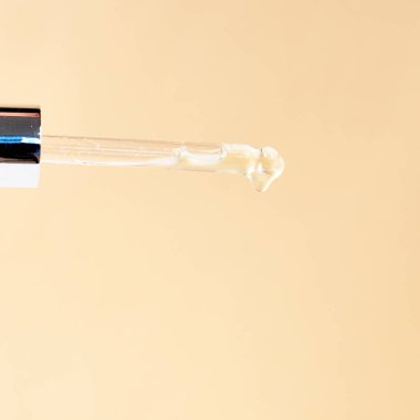 Beyaz ve sarı arka planda, şişenin üzerinde gerekli yağ bulunan boru. Doğal tıp konsepti. Aromaterapi 