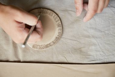 Çömlek atölyesinde çalışan kadın seramik. Seramikçinin Elleri Kirli Çamur. Çömlek yapma süreci. Usta seramist onun stüdyosunda çalışıyor.