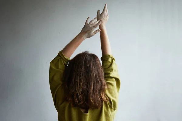 Feche Retrato Ceramist Suas Mãos Sujas Barro Estúdio Cerâmica Processo — Fotografia de Stock