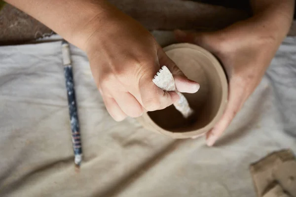 Kvinnlig Keramiker Som Arbetar Keramikstudio Keramik Händer Smutsiga Clay Process — Stockfoto