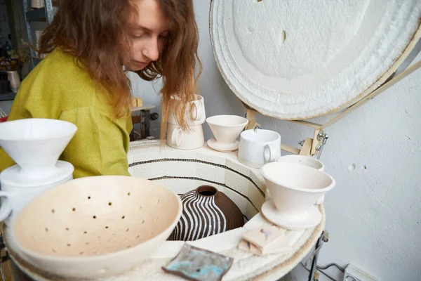 Kadın seramikler ateş ettikten sonra fırından çıkarlar. Çömlek atölyesinde usta seramistim. Çömlek oluşturma süreci. 