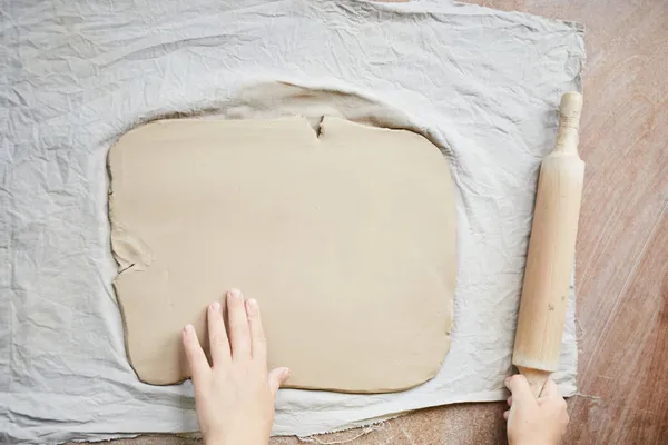 Çömlek atölyesinde çalışan kadın seramik. Seramikçinin Elleri Kirli Çamur. Çömlek yapma süreci. Usta seramist onun stüdyosunda çalışıyor.