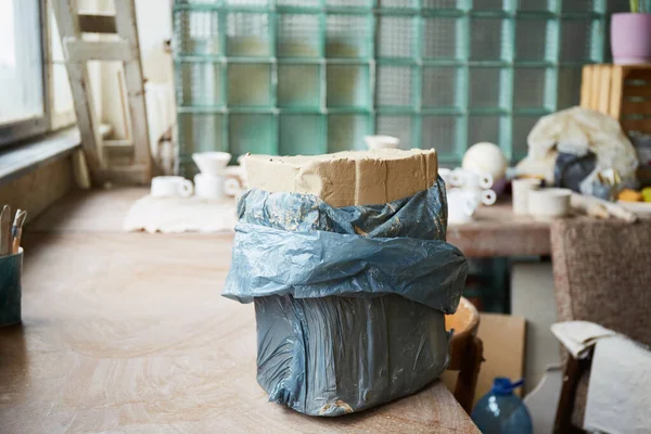 Bloco Barro Cinzento Mesa Ceramista Feminina Trabalhar Estúdio Cerâmica Processo — Fotografia de Stock