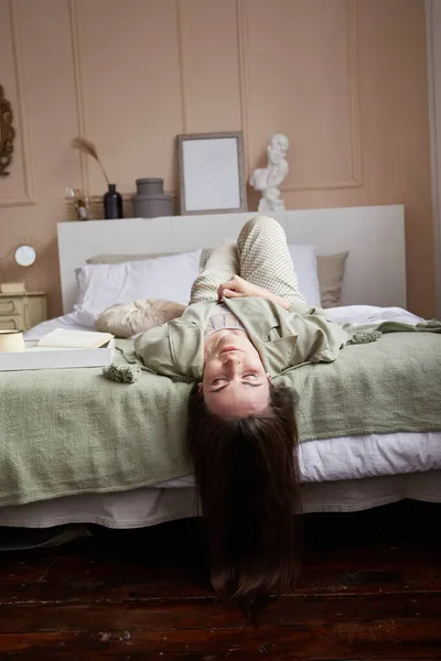 Portret Brunetki Tysiącletniej Kobiety Leżąc Łóżku Nowoczesnej Sypialni Marząc — Zdjęcie stockowe