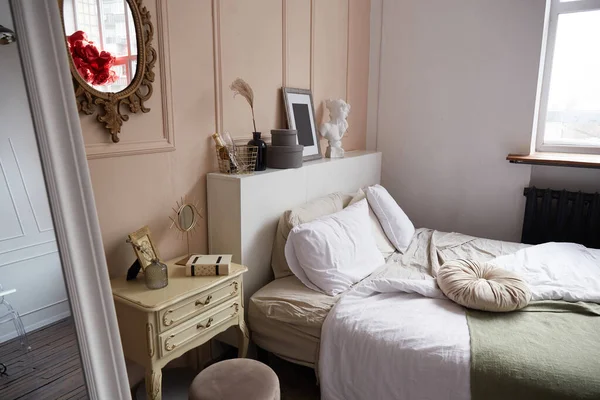 Literie Beige Blanche Sur Lit King Size Dans Intérieur Chambre — Photo