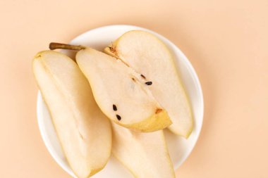 Düz kompozisyon, olgun armutlar, pastel sarı arka plan, üst manzara. Metin için boşluk