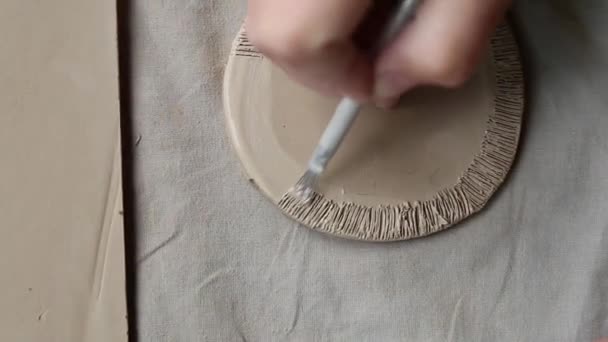 Kvinnlig Keramiker Som Arbetar Keramikstudio Keramik Händer Smutsiga Clay Process — Stockvideo