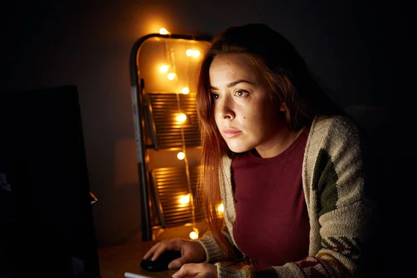 Žena Pracující Noci Používá Stolní Počítač Spuštění Jejího Malého Podnikání — Stock fotografie