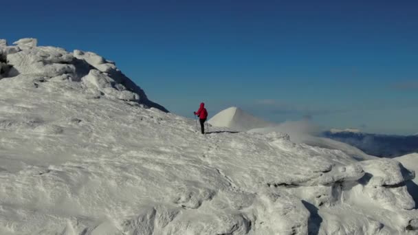 Letecký Pohled Zasněženou Horskou Krajinu Horolezec Kráčí Horské Expedici Záběry — Stock video