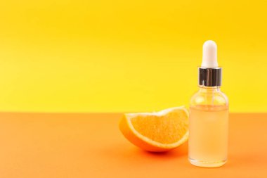 Portakal ve şişenin üzerinde portakal yağı olan bir boru. Doğal tıp konsepti. Aromaterapi