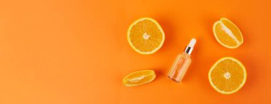 Portakal ve şişenin üzerinde portakal yağı olan bir boru. Doğal tıp konsepti. Aromaterapi