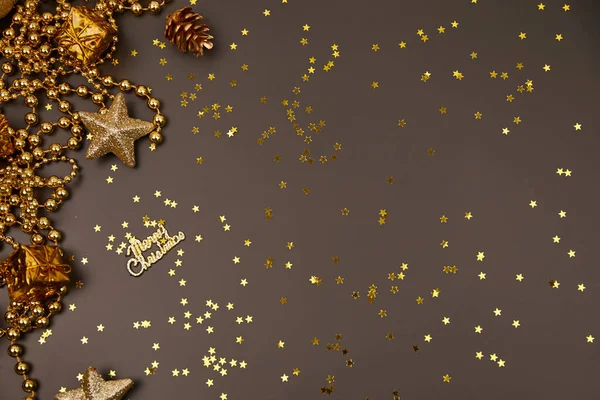 Різдвяні Золоті Прикраси Подарунковими Коробками Темному Тлі Шаблон Вітальної Листівки — стокове фото