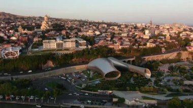 Tiflis şehir merkezinin hava görüntüsü. İnsansız hava aracı gün batımında eski kasabanın üzerinde uçar. Sakartvelo