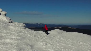 Karlı dağ manzarasının havadan görünüşü. Tırmanan Dağ Seferi. Kışın insansız hava aracı görüntüleri. Karpat Dağları, Ukrayna