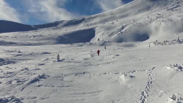 Luchtfoto Van Sneeuw Bergketen Landschap Een Klimmer Die Bergopwaarts Loopt — Stockvideo