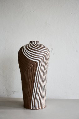 El yapımı seramik vazo, arka planda gri masada duruyor. Kil sanatı. Çömlek yapma süreci. Boşluğu kopyala