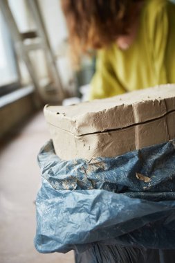 Çömlek atölyesinde çalışan kadın seramik. Seramikçinin Elleri Kirli Çamur. Çömlek yapma süreci. Usta seramist onun stüdyosunda çalışıyor.