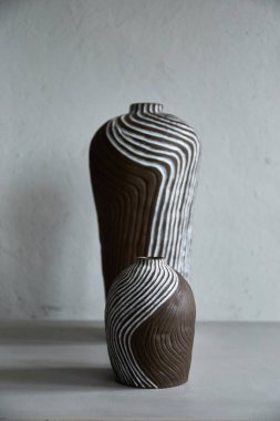 El yapımı seramik vazo, arka planda gri masada duruyor. Kil sanatı. Çömlek yapma süreci