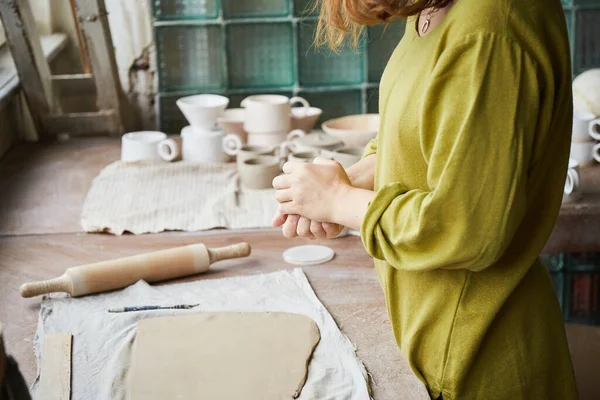 在陶器工作室工作的女艺术家 陶瓷师傅的手沾满了粘土 制作陶器的过程 她演播室里的艺术家大师作品 — 图库照片
