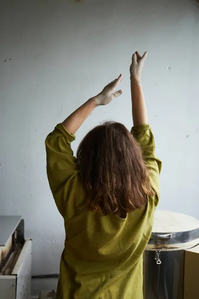 가까이 Ceramist Her Hands Dirty Clay 묘사되어 스튜디오는 도자기를 만드는 — 스톡 사진