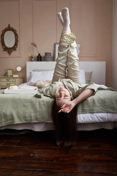 Portret Brunetki Tysiącletniej Kobiety Leżąc Łóżku Nowoczesnej Sypialni Marząc — Zdjęcie stockowe