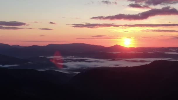 Vuelo Aéreo Sobre Niebla Durante Amanecer Las Montañas Montaña Nevada — Vídeos de Stock