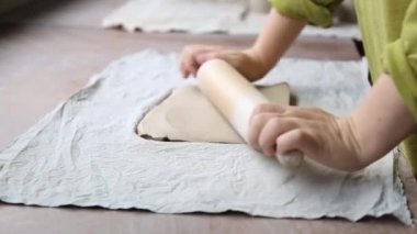 Çömlek atölyesinde çalışan kadın seramik. Seramikçinin Elleri Kirli Çamur. Çömlek yapma süreci. Usta seramist onun stüdyosunda çalışıyor.