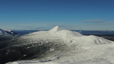 Karlı dağ manzarasının havadan görünüşü. Kışın insansız hava aracı görüntüleri. Karpat Dağları, Ukrayna